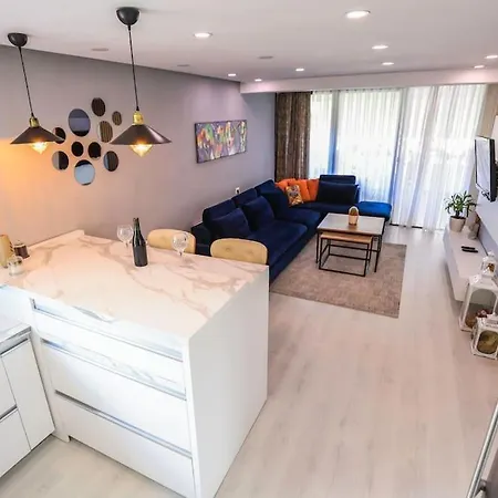 Apartment Colorful Oasis With Sunny Balcony *